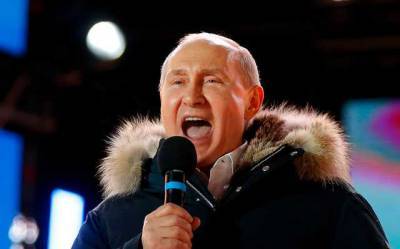 Путин внимательно следит за Украиной: Байден должен заставить его опустить глаза — Bloomberg