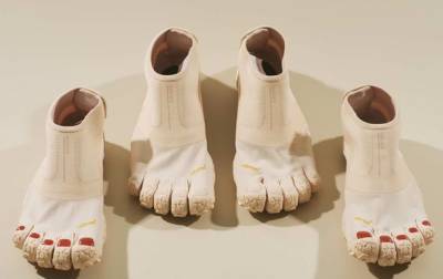 В Японии создали ботинки с пальцами и с педикюром