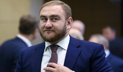 Суд арестовал более 90 машин по делу бывшего сенатора Арашукова и его отца