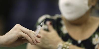 Вакцинация от коронавируса: в Минздраве назвали симптомы, после которых нужно срочно обратиться к врачу