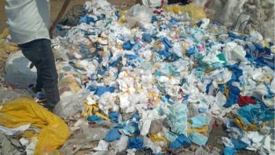 Индийская фабрика набивала матрасы грязными медицинскими масками: фото - 24tv.ua - Индия