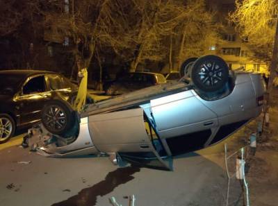 Пьяный водитель в Волжском устроил дрифт, помял пять машин и перевернулся на крышу