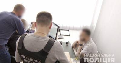 Заработали 26 млн грн: полиция разоблачила преступную группу, изготавливающую фальшивые дипломы (3 фото)