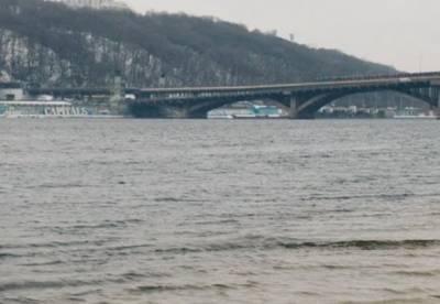 В Киеве в реке обнаружили тело женщины (фото)