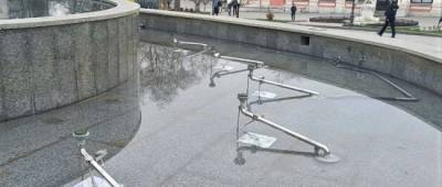 Вандалы повредили фонтан на Театральной площади