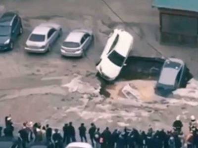 Два автомобиля провалились под асфальт в Санкт-Петербурге