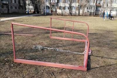 Школьницу в Казани придавило футбольными воротами