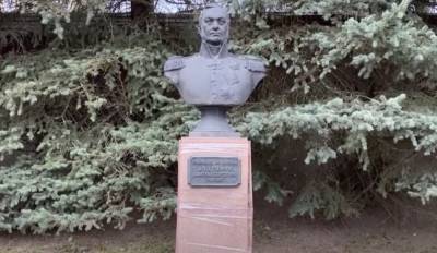 В Смоленске бюст героя войны 1812 года «отремонтировали» с помощью скотча