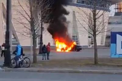 Дрифтующий автомобиль загорелся возле «Сибур Арены» — видео