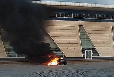 В Петербурге иномарка загорелась во время дрифта