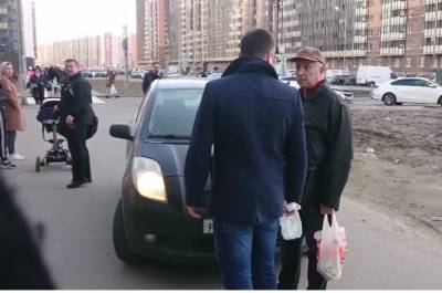 Петербуржец устроил конфликт с дедушкой, который сделал замечание за езду по тротуару