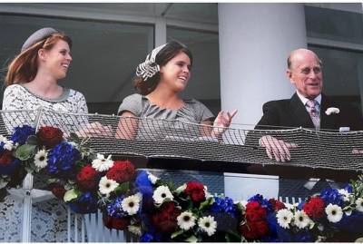 В Букингемском дворце показали фотографии принца Филиппа с правнуками