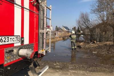 Пожарные откачали воду с залитой улицы в посёлке Карелии