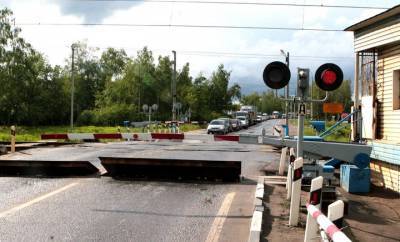 Движение машин через переезд у платформы «Новопетровская» ограничили до конца апреля