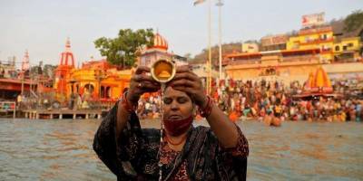 Кумбха Мела в Индии - Сотни тысяч индуистов искупались в реке Ганг и подхватили коронавирус - ТЕЛЕГРАФ