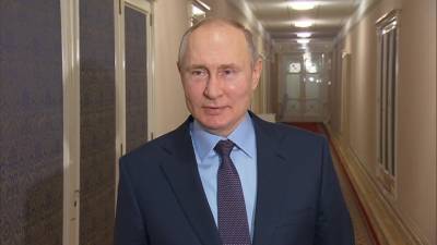 Привившись от коронавируса, Путин призвал всех брать с него пример