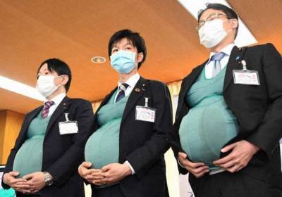 Трое японских мужчин захотели побыть в шкуре беременных и сделали это (фото)