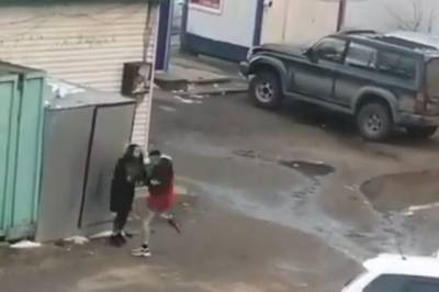 В Хабаровске подросток избил девушку на улице на глазах очевидцев