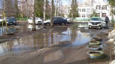 Дорогу во дворе дома на Ладожской в очередной раз затопило