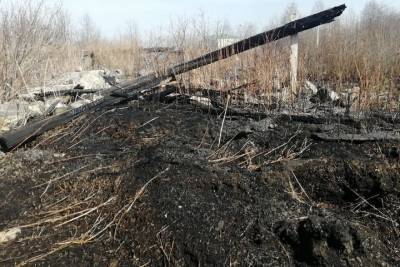 При пожаре в свердловском селе пострадали четверо, спасатели ищут еще пятерых детей
