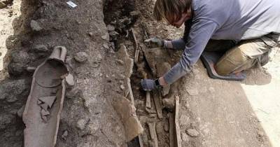 На Корсике нашли "город мертвых" из 40 скелетов в керамических сосудах