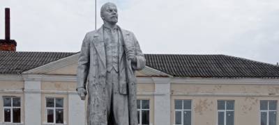 Коммунисты в райцентре Карелии потребовали от властей привести памятник Ленину в порядок