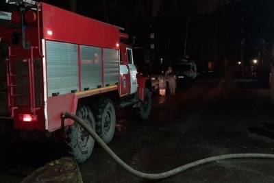 Ночью в Ивановской области сгорел большой дом с хозпостройкой