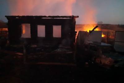 Пострадавших при пожаре в свердловском селе в тяжелом состоянии госпитализируют в Екатеринбург