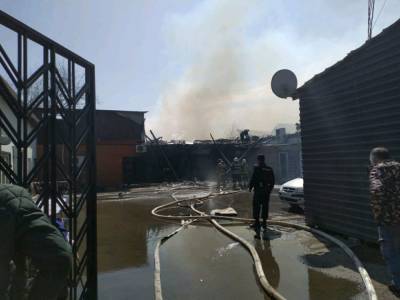 В Астрахани пожар в нежилом здании перекинулся на 4 дома