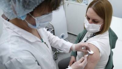 Массовая вакцинация от COVID-19 началась на крупных предприятиях в РФ