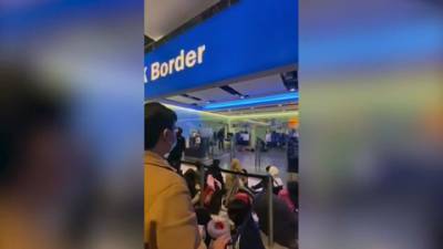 Новости на "России 24". Люди не выдерживают многочасовых очередей в аэропорту Британии