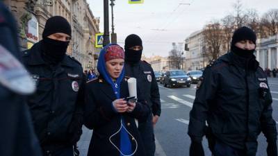В Петербурге на активистку, задержанную за пикет в поддержку DOXA, составили два протокола