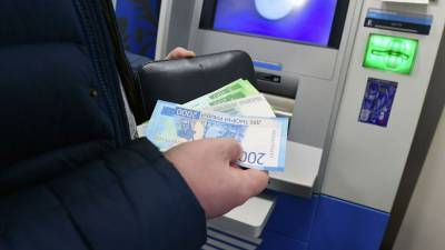 Всех, кто снимает деньги в банкоматах, ждет новое правило - continent.news - Россия