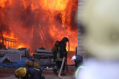Пострадавшие на «Невской мануфактуре» пожарные остаются в тяжелом состоянии