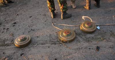 Украинские силовики устанавливают минные шлагбаумы в населенных пунктах