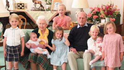 принц Уильям - Елизавета II - Кейт Миддлтон - принц Филипп - принц Луи - принцесса Евгения - Зара Тиндалл - Королевская семья показала редкое фото принца Филиппа с семью правнуками - 24tv.ua