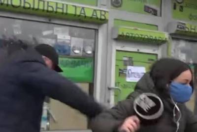 В Киеве будут судить мужчину, который ударил журналистку в лицо, а потом сам упал
