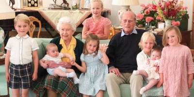 Редкое фото. Опубликован новый трогательный портрет королевы Елизаветы и принца Филиппа с семью правнуками