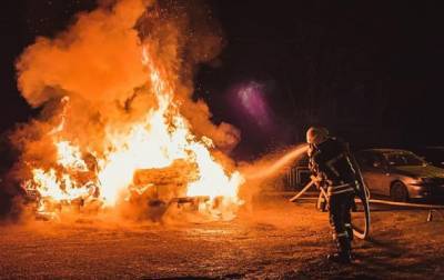 В Киеве ночью сгорели три автомобиля