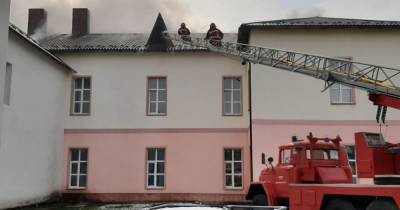 Валит густой черный дым: крупный пожар охватил больницу на Прикарпатье (фото, видео) (5 фото)