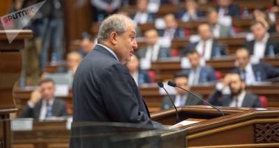 Президент Армении отклонил закон о повышении втрое штрафов за оскорбление и клевету
