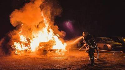 На Оболони в Киеве дотла сгорели 2 автомобиля: фото