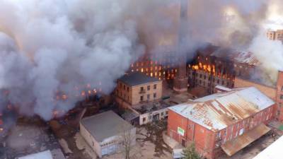 Двое пожарных, пострадавших при тушении "Невской мануфактуры", остаются в тяжелом состоянии