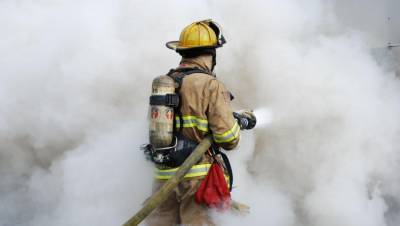 Мужчина погиб на пожаре в коллекторе теплотрассы в Торжке Тверской области