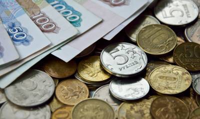 Курс рубля снова начал падать на фоне сообщений о новых санкциях США против России