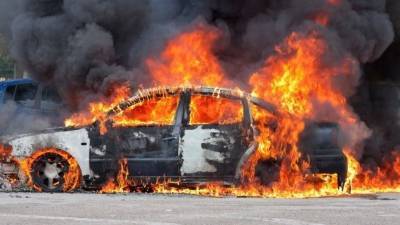 Автомобиль вспыхнул после огненного дрифта в Петербурге — видео