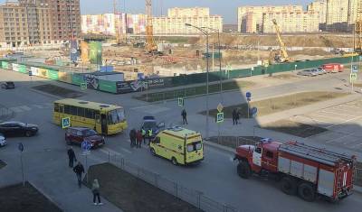 В Тюмени столкнулись автобус «ДЕТИ» и легковой автомобиль