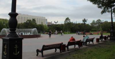 В центре Мурманска из-за новогоднего катка повредилось покрытие в парке