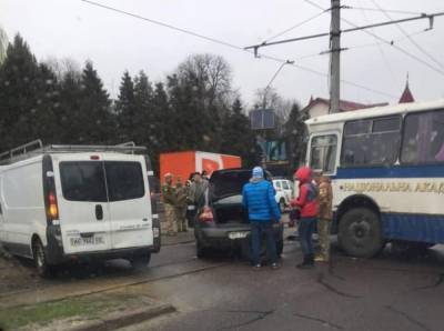 Во Львове автобус с военными попал в аварию: фото