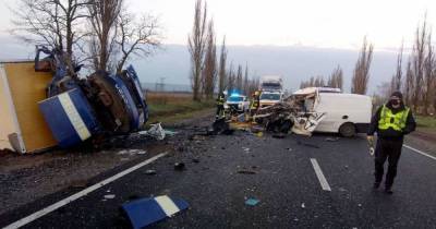 Под Николаевом микроавтобус с гробами с покойниками столкнулся с грузовиком: водитель погиб